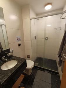ein Badezimmer mit Dusche, Toilette und Waschbecken in der Unterkunft Studio Centro - 7 Copas in Rio de Janeiro