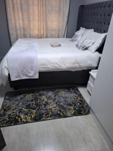 En eller flere senge i et værelse på Cosy Cottage Apartments 4