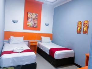 Giường trong phòng chung tại Hotel Grand illa palopo +24 ảnh