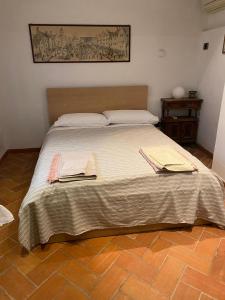 een slaapkamer met een bed met twee boeken erop bij Casale Monte Oliviero - Bike Friendly B&B in Rome