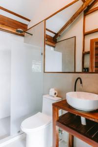 un bagno con lavandino e WC di Punta Mango Villas a La Periquera