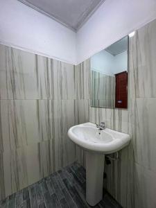 a bathroom with a sink and a mirror at Dee Ella hotel in Danowita