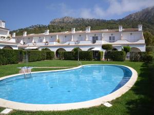 Bazén v ubytování Casa con Piscina y Cerca de la Playa en L'Estartit - ES-323-65 nebo v jeho okolí