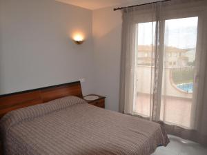 Postel nebo postele na pokoji v ubytování Casa con Piscina y Cerca de la Playa en L'Estartit - ES-323-65