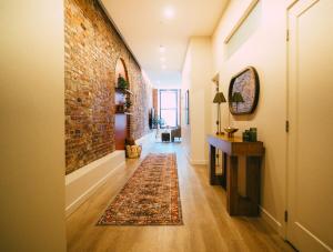 Et badeværelse på Charming. Historic. Epic. 2BR Apartment DT Halifax + 54 billeder