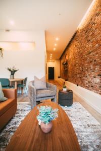 Et opholdsområde på Charming. Historic. Epic. 2BR Apartment DT Halifax