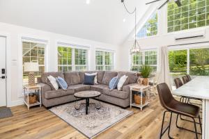 Khu vực ghế ngồi tại Tranquil Mountain Escape Luxurious 2 Bedroom 2 Bath Cottage on 9 Acres