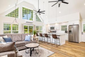 Nhà bếp/bếp nhỏ tại Tranquil Mountain Escape Luxurious 2 Bedroom 2 Bath Cottage on 9 Acres