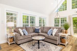 Khu vực ghế ngồi tại Tranquil Mountain Escape Luxurious 2 Bedroom 2 Bath Cottage on 9 Acres +37 ảnh