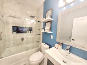 Phòng tắm tại Free Massages Farmers Market 2 bdrms Windsor ON