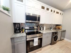 Nhà bếp/bếp nhỏ tại Free Massages Farmers Market 2 bdrms Windsor ON