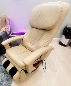 Khu vực ghế ngồi tại Free Massages Farmers Market 2 bdrms Windsor ON