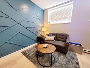 Khu vực ghế ngồi tại Free Massages Farmers Market 2 bdrms Windsor ON +28 ảnh