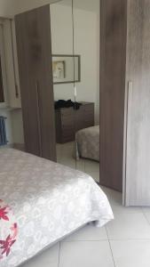 una camera da letto con un letto, un comò e uno specchio di Casa Sofìa a Torino
