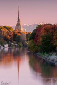 vista su un fiume con un edificio sullo sfondo di Casa Sofìa a Torino Altre 13 foto