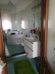 un bagno con due WC, un lavandino e una vasca di Casa Sofìa a Torino