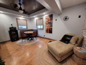 Et opholdsområde på Relaxing spa retreat in downtown Windsor + 14 billeder