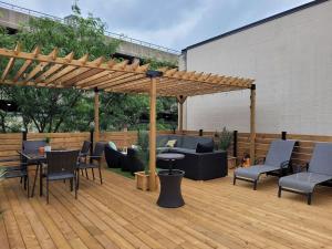 En terrasse eller udendørsområde på Relaxing spa retreat in downtown Windsor