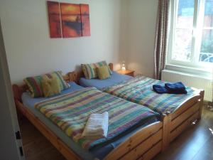 1 dormitorio con 2 camas individuales y ventana en Villa Walter, en Leinfelden-Echterdingen