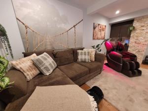 Et opholdsområde på Relaxing spa retreat in downtown Windsor