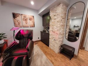 Et opholdsområde på Relaxing spa retreat in downtown Windsor