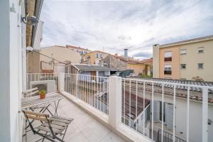 een balkon met een houten stoel in een gebouw bij Hyper centre Cannes - 2 pièces avec balcon - 4 couchages in Cannes