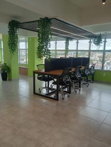 a conference room with a table and chairs and windows at Studio Sereno in Barbacena +9 photos