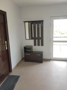 una stanza con specchio, cassettiera e finestra di Remetea 292 a Remetea Altre 23 foto