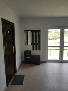 un soggiorno con specchio e porta di Remetea 292 a Remetea