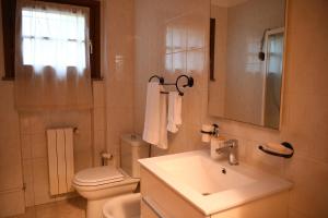 Et badeværelse på Villetta i Nocetti + 11 billeder