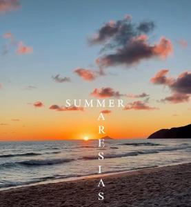een zonsondergang op het strand met de woorden zomer a raja sidx bij Apartamento Vista ao Mar Maresias in Maresias