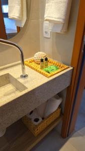 un lavabo de salle de bain avec un panier de papier toilette dans l'établissement Casa Vilas Patacho Garden, à Porto de Pedras 21 autres photos