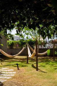 - un hamac dans une cour avec une clôture dans l'établissement Casa Vilas Patacho Garden, à Porto de Pedras