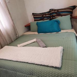 Giường trong phòng chung tại Cozy Flat
