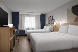 Postel nebo postele na pokoji v ubytování Spark by Hilton Lakewood Denver Southwest