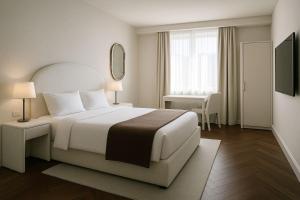 een hotelkamer met een bed en een raam bij Derganda VL in Fier