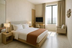 een hotelkamer met een groot bed en een raam bij Derganda VL in Fier