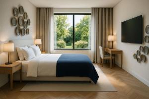 een hotelkamer met een bed en een raam bij Derganda VL in Fier