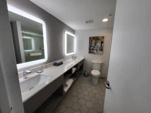 Koupelna v ubytování DoubleTree by Hilton Salisbury