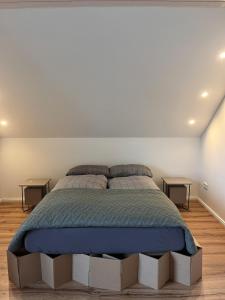 ein Schlafzimmer mit einem großen Bett mit zwei Nachttischen in der Unterkunft Ruhig & großzügig für 8 Pers, WLAN & Feuerschale in Rahden