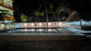 Nachtansicht eines Pools in der Unterkunft La Beach Resort Muthu in Puducherry + 67 Fotos