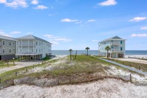 una fila di case sulla spiaggia di Cape Ocean Front - Jacuzzi - Elevator - Arcade Games! a Port Saint Joe