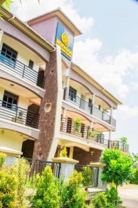 een gebouw met een hamburgerreclamebord aan de zijkant bij Mufasha Boutique Suites in Kisoro