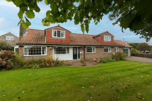 een huis met een groen gazon ervoor bij Hot Tub Free Parking 5 Bedroom Large Space in Darlington