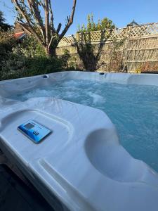 een bad gevuld met water met een thermometer erin bij Hot Tub Free Parking 5 Bedroom Large Space in Darlington