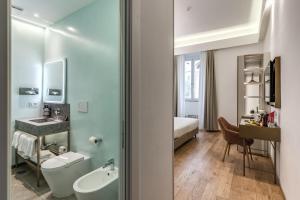 een badkamer met een wastafel, een toilet en een bed bij Relais Trevi 95 Boutique Hotel in Rome +79 foto's