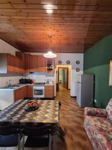 una cucina e un soggiorno con un tavolo e un divano di Orion House ad Ardenno