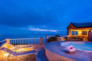 Bazén v ubytování Hotel Irotama XXI nebo v jeho okolí