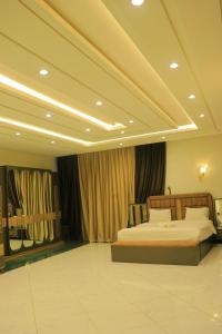 una camera con un grande letto e tende di تحت التجهيز a ‘Aţţān Altre 85 foto