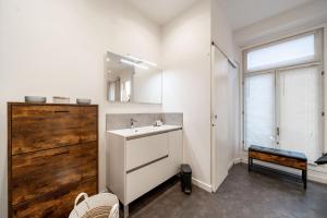 een badkamer met een wastafel en een spiegel bij Hyper centre Cannes - 2 pièces avec balcon - 4 couchages in Cannes +13 foto's